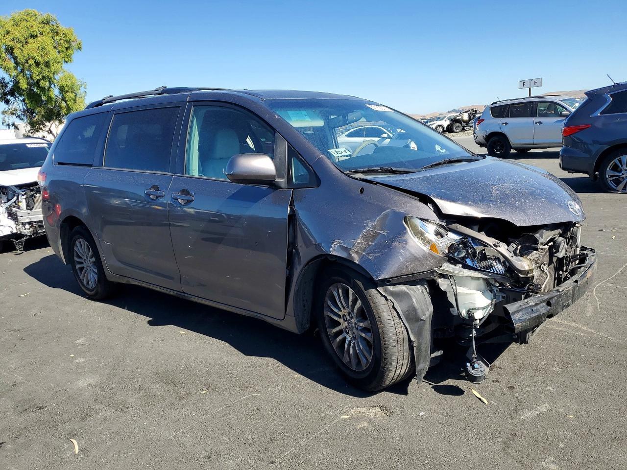 2013 TOYOTA SIENNA