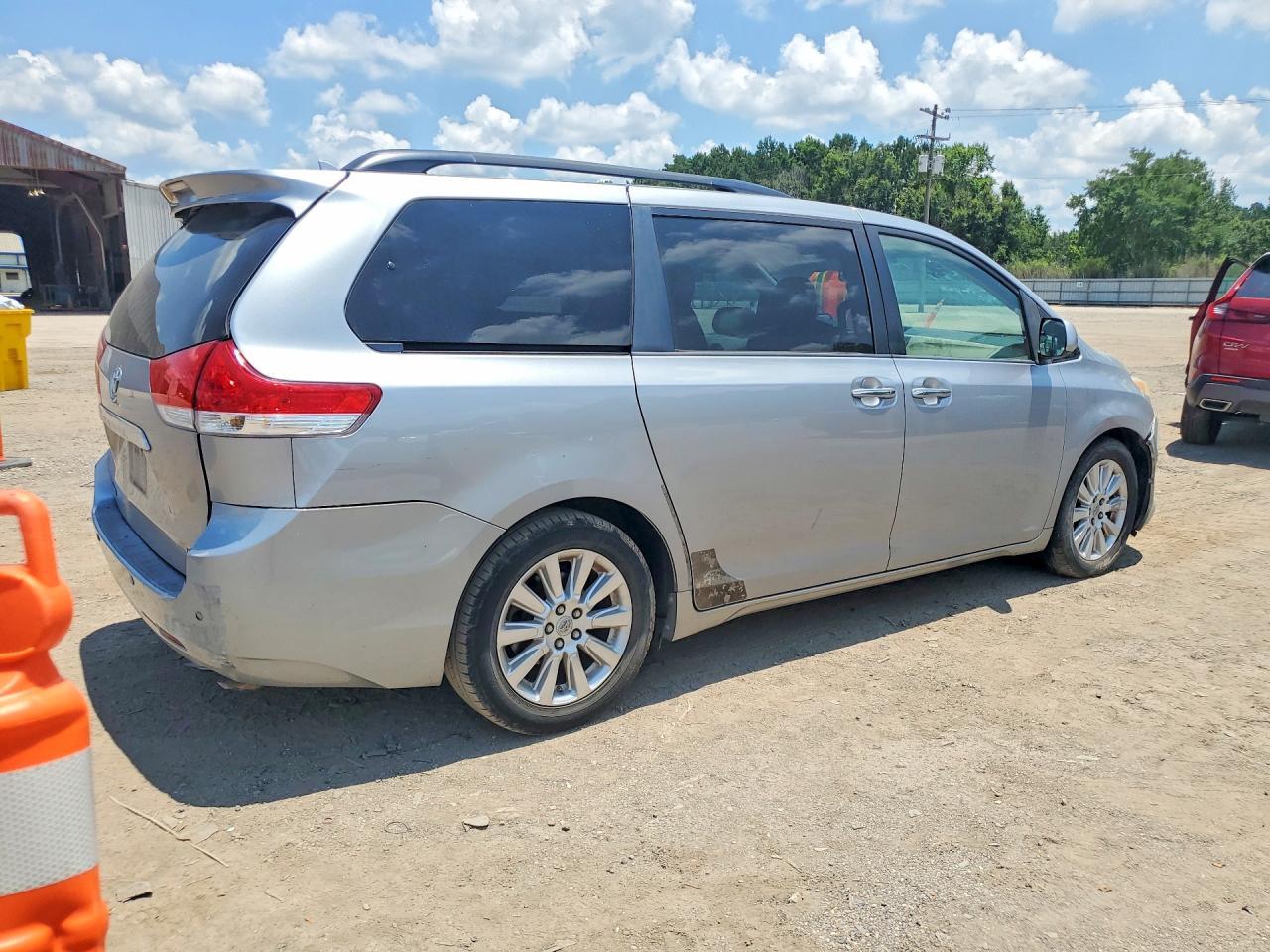 2011 TOYOTA SIENNA