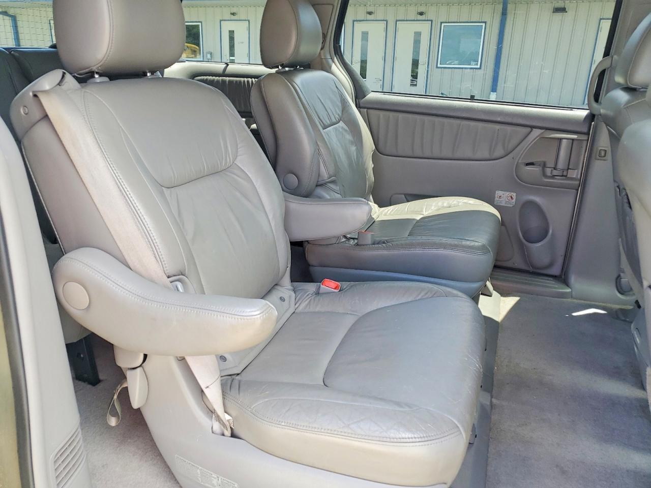 2010 TOYOTA SIENNA