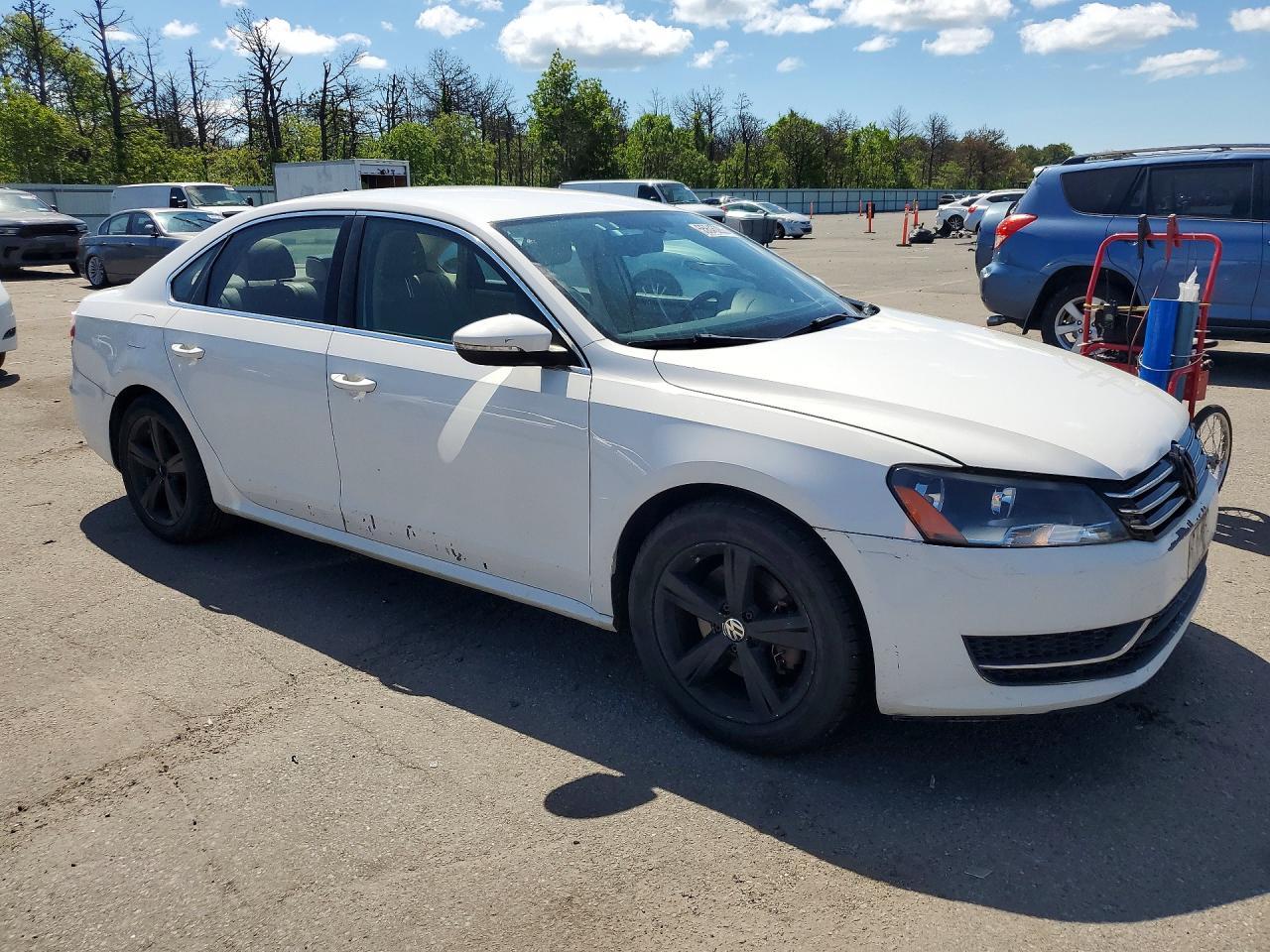 2012 VOLKSWAGEN Passat