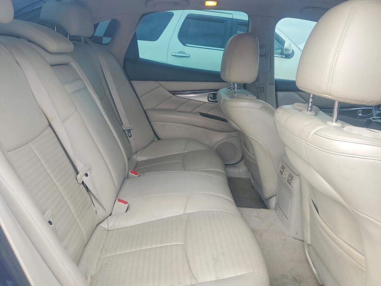 2011 INFINITI M56