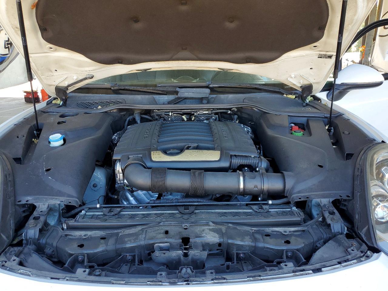 2017 PORSCHE CAYENNE