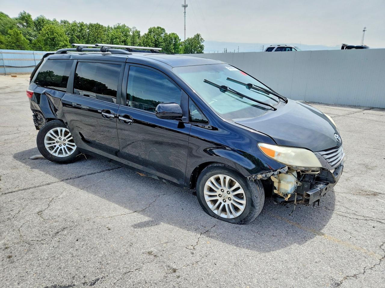 2017 TOYOTA SIENNA