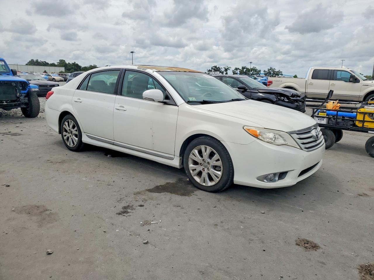 2011 TOYOTA Avalon