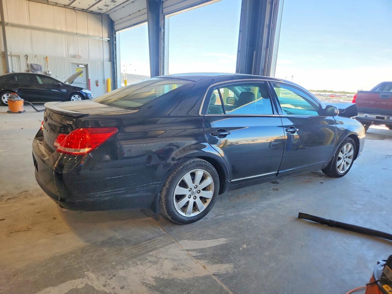2005 TOYOTA Avalon