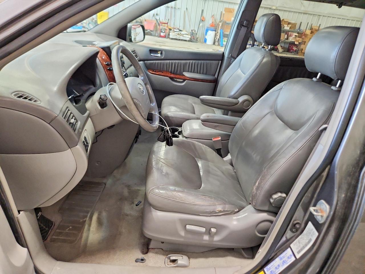 2004 TOYOTA SIENNA