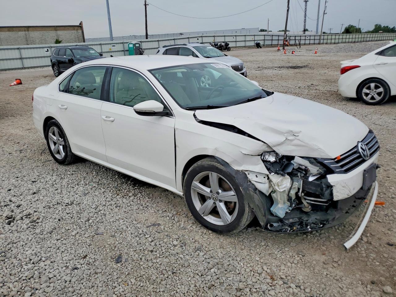 2012 VOLKSWAGEN Passat