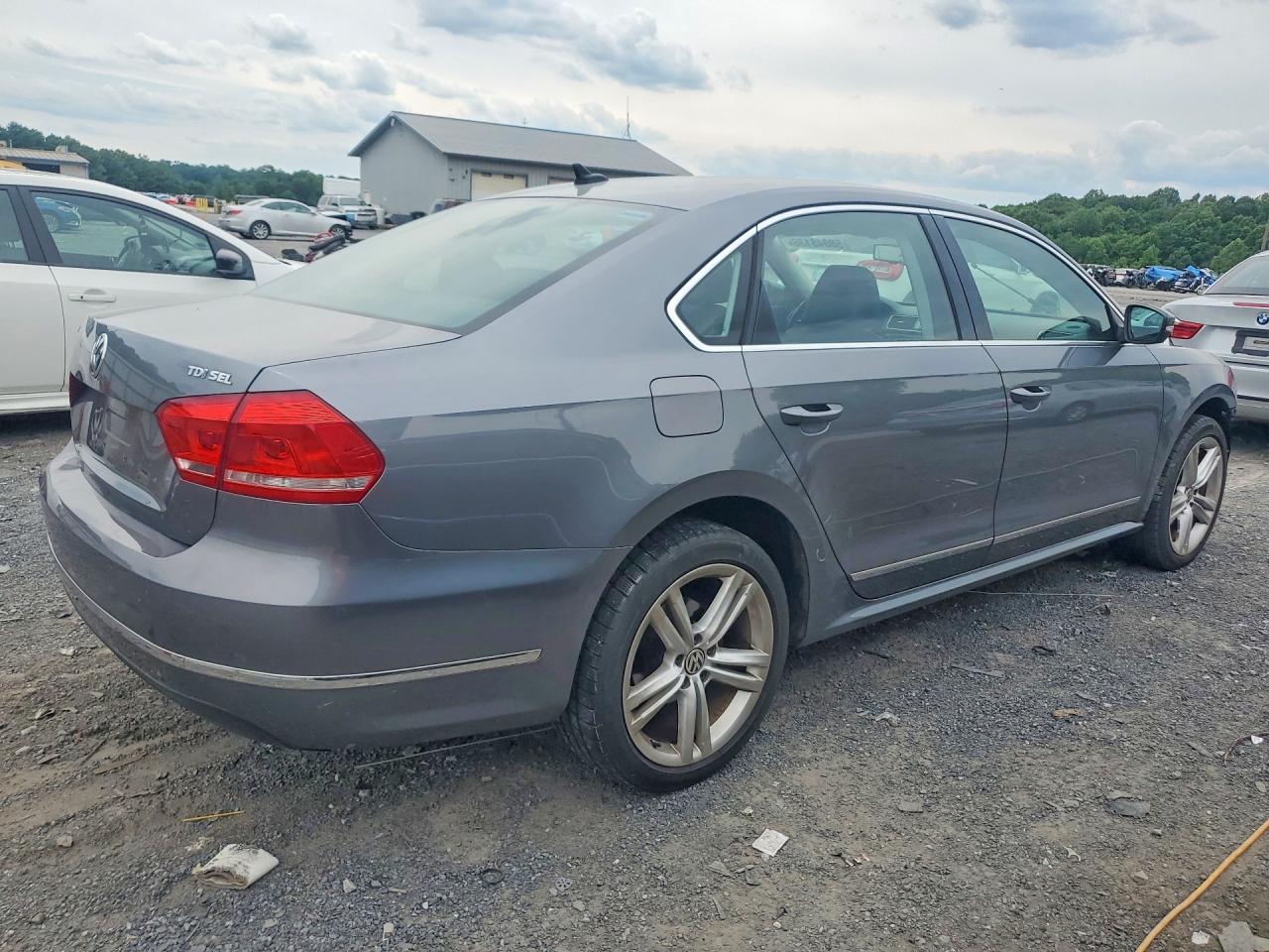 2014 VOLKSWAGEN Passat
