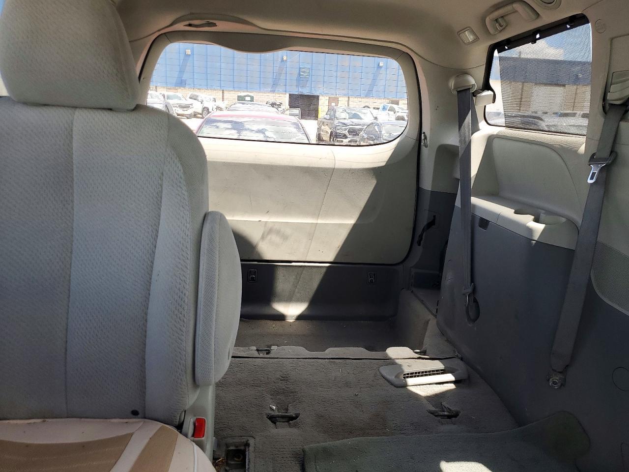 2011 TOYOTA SIENNA