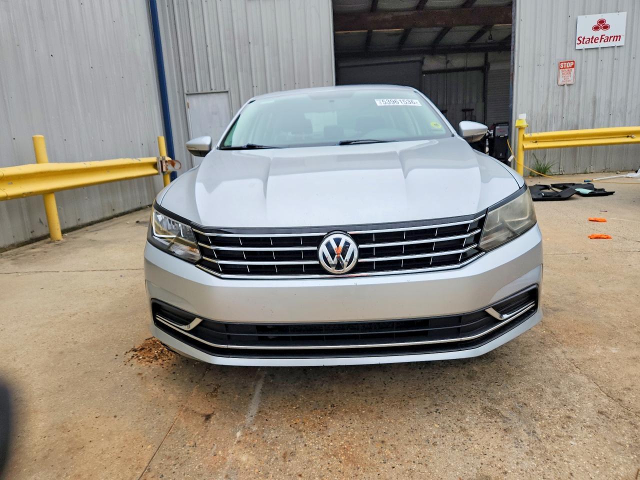 2017 VOLKSWAGEN Passat