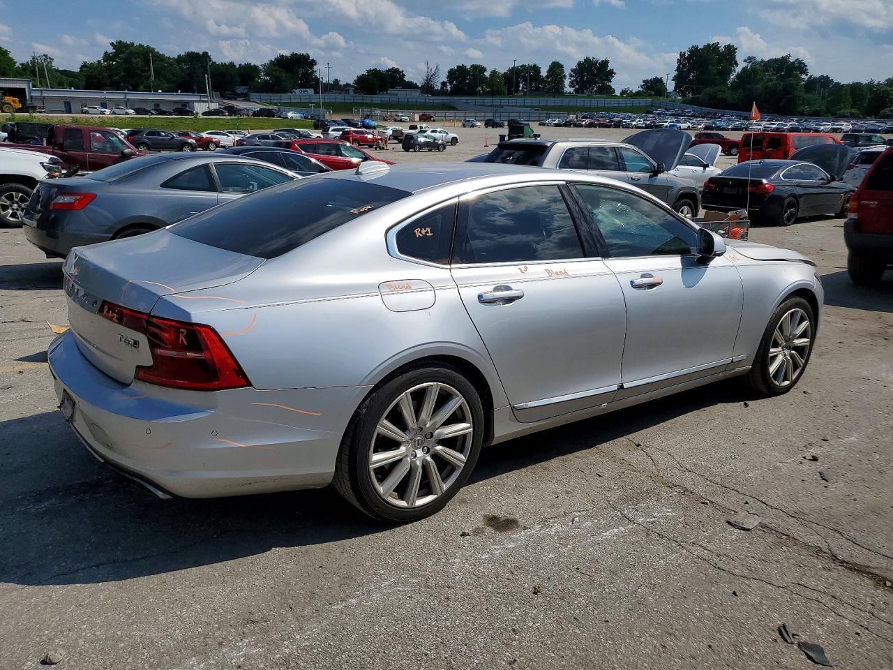 2017 VOLVO S90