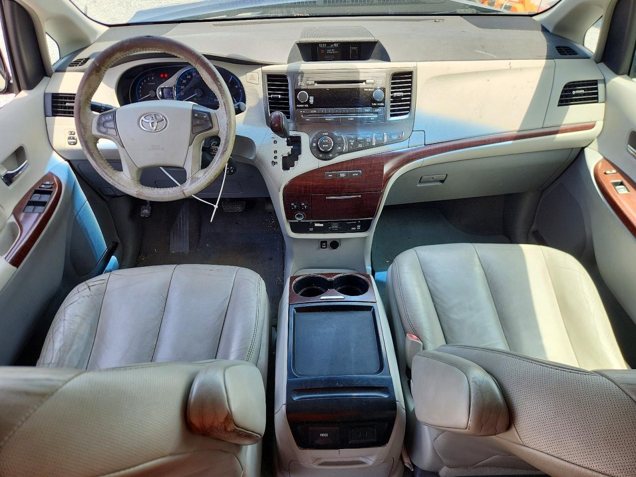 2011 TOYOTA SIENNA