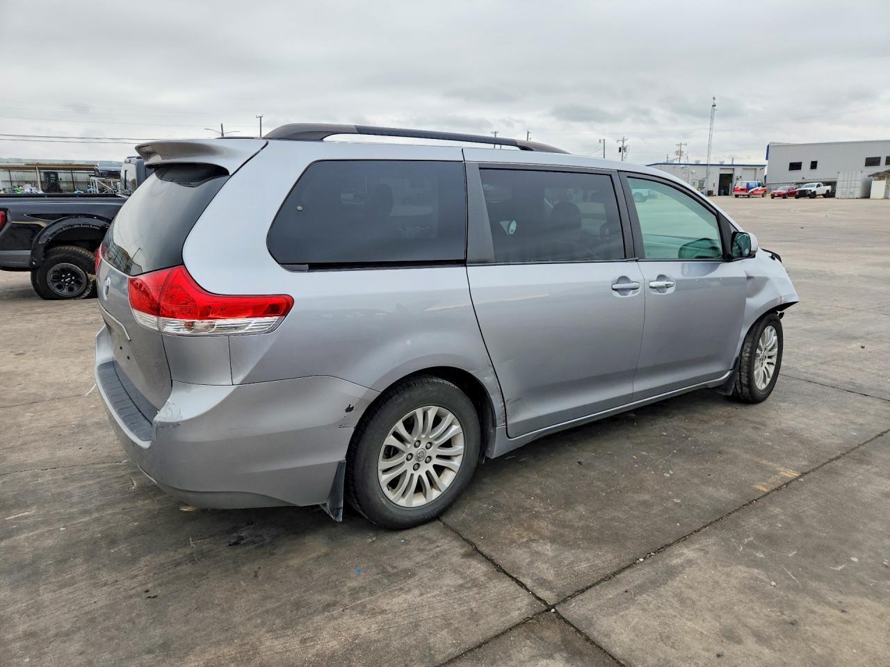 2012 TOYOTA SIENNA