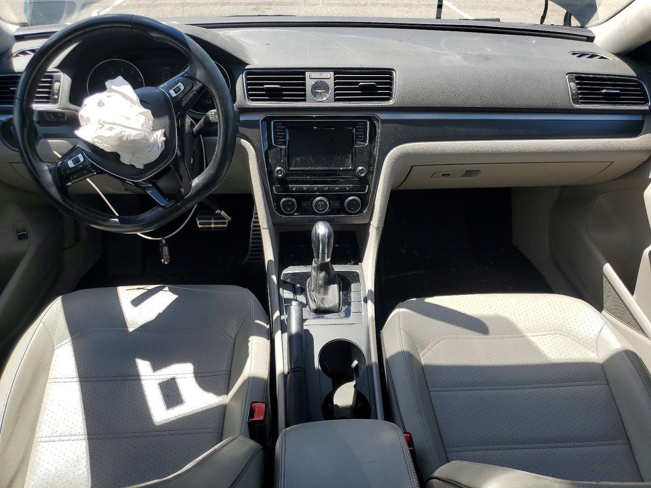 2017 VOLKSWAGEN Passat