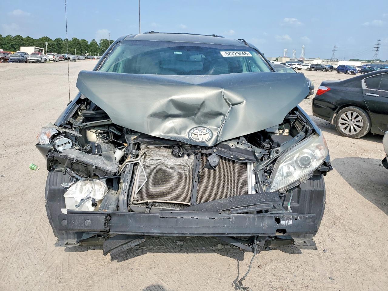 2012 TOYOTA SIENNA