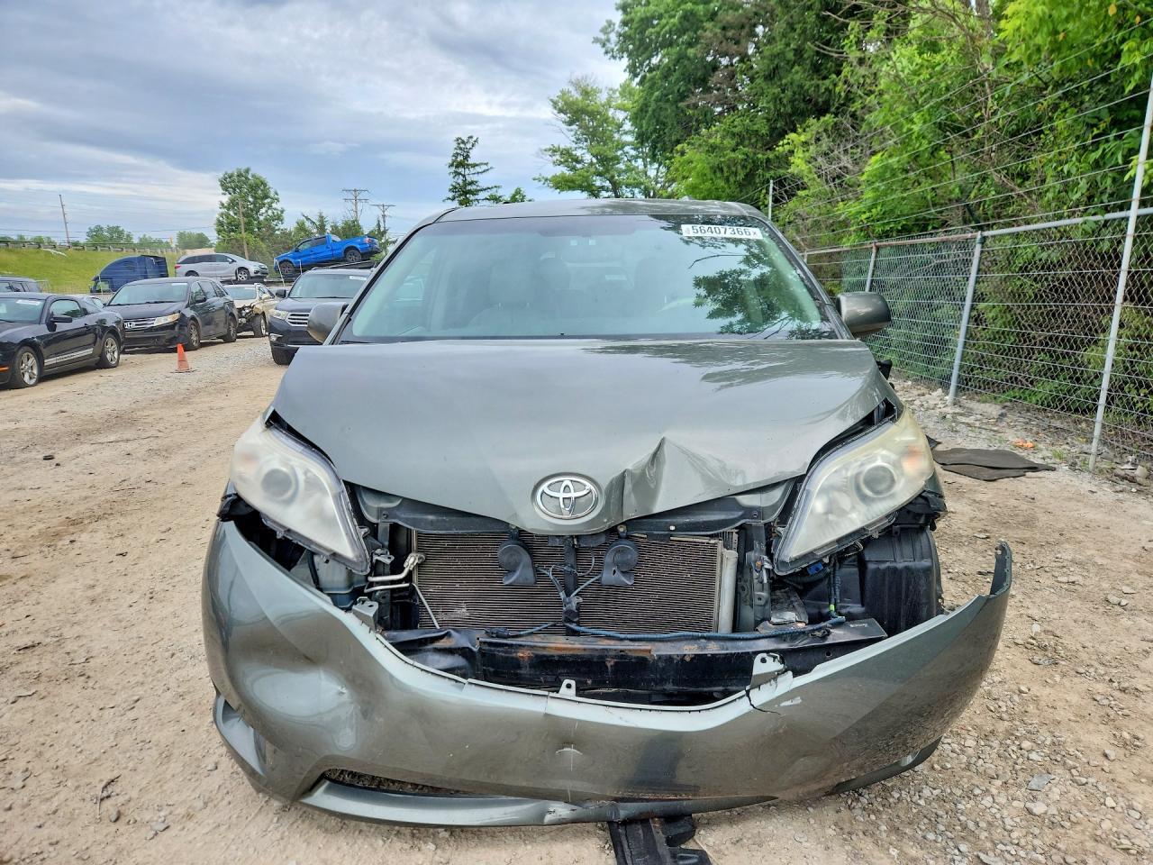 2011 TOYOTA SIENNA