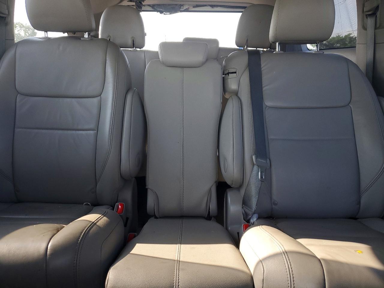 2016 TOYOTA SIENNA