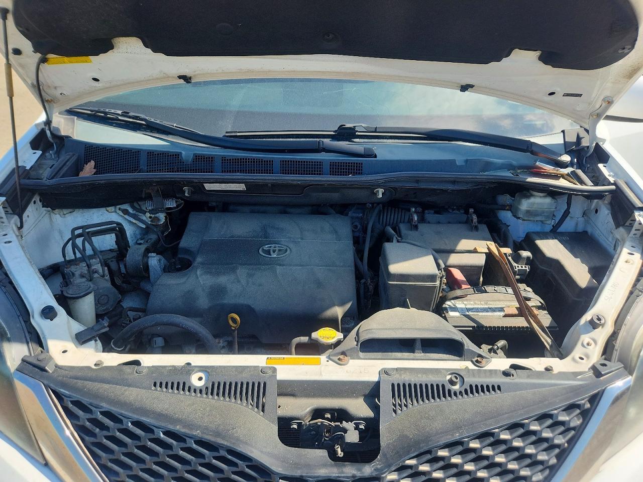 2011 TOYOTA SIENNA