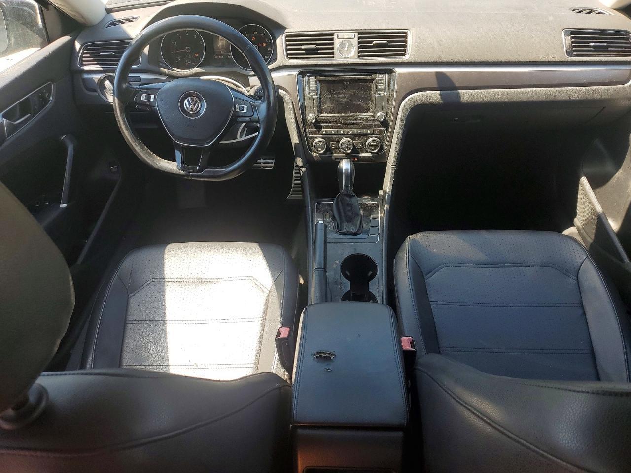 2017 VOLKSWAGEN Passat