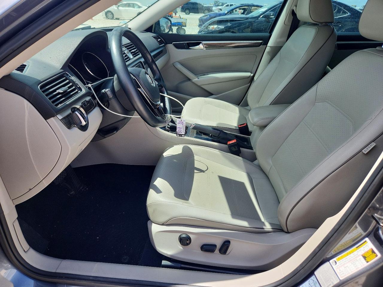 2016 VOLKSWAGEN Passat