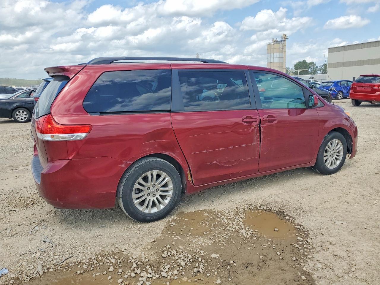 2011 TOYOTA SIENNA