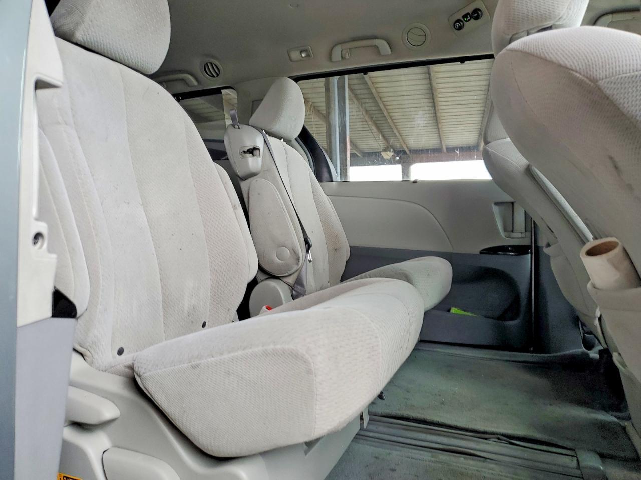 2011 TOYOTA SIENNA
