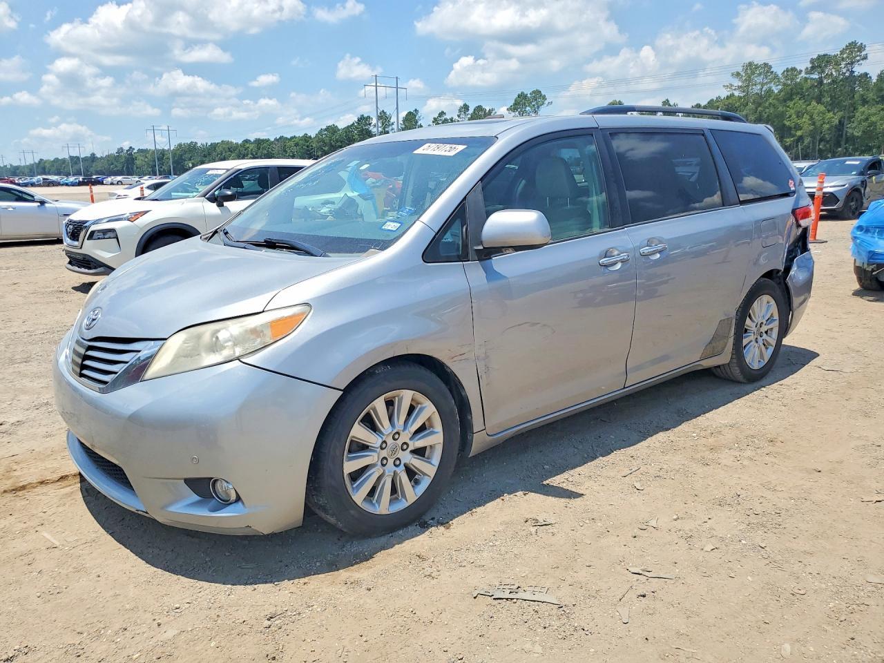 2011 TOYOTA SIENNA