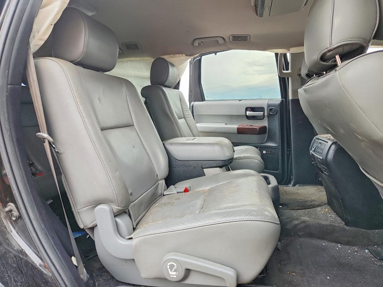 2013 TOYOTA Sequoia