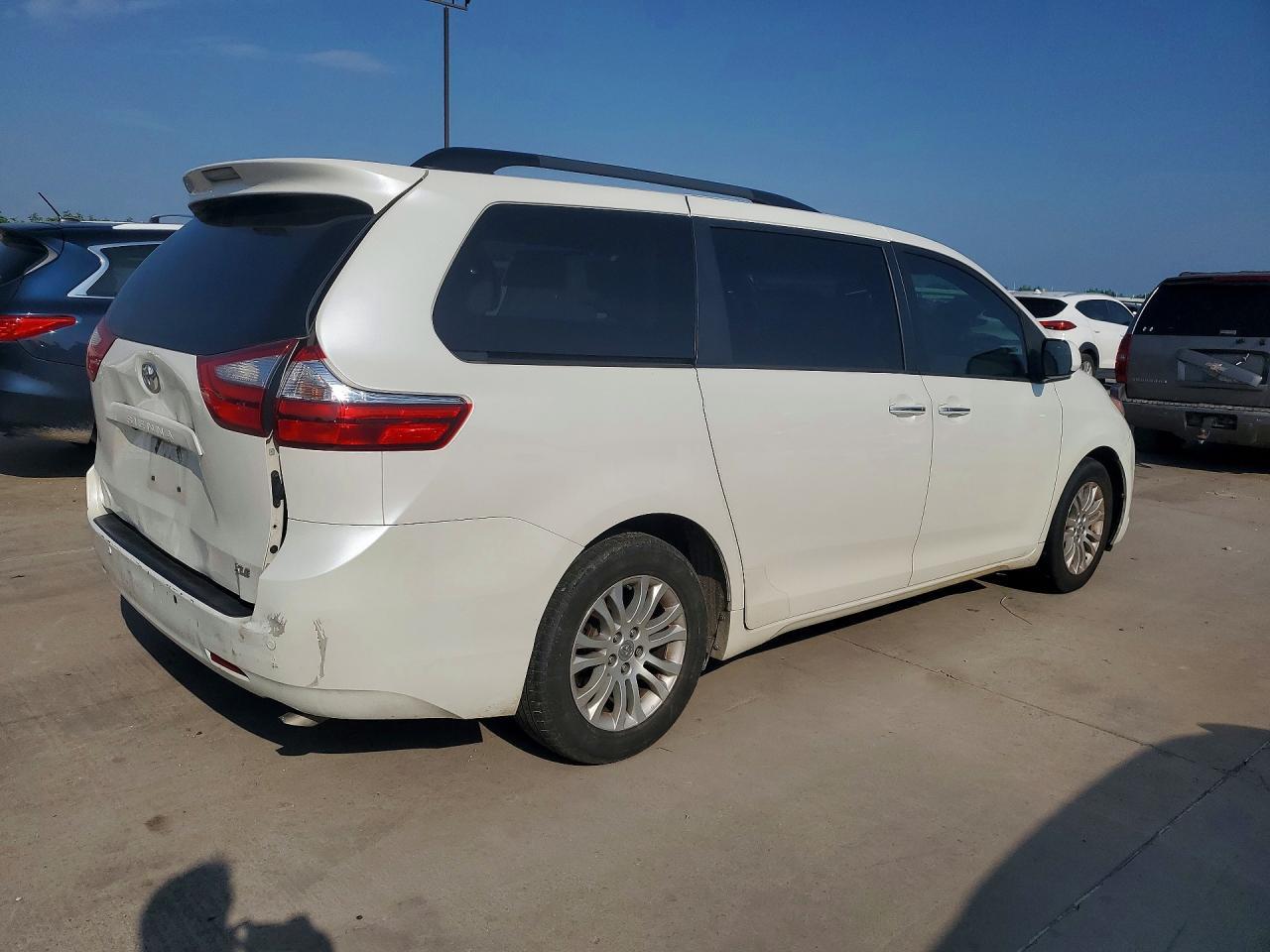 2016 TOYOTA SIENNA