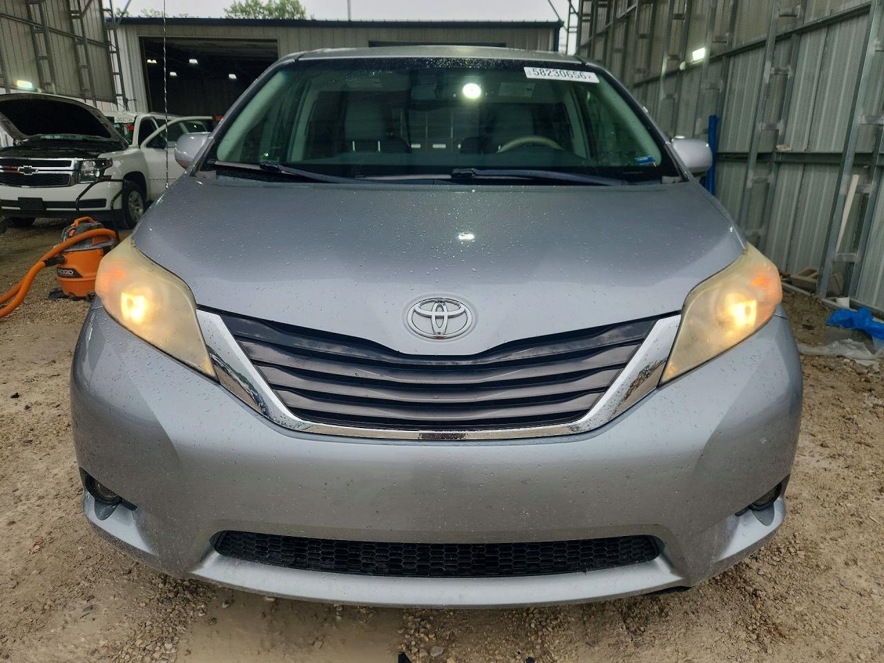 2011 TOYOTA SIENNA