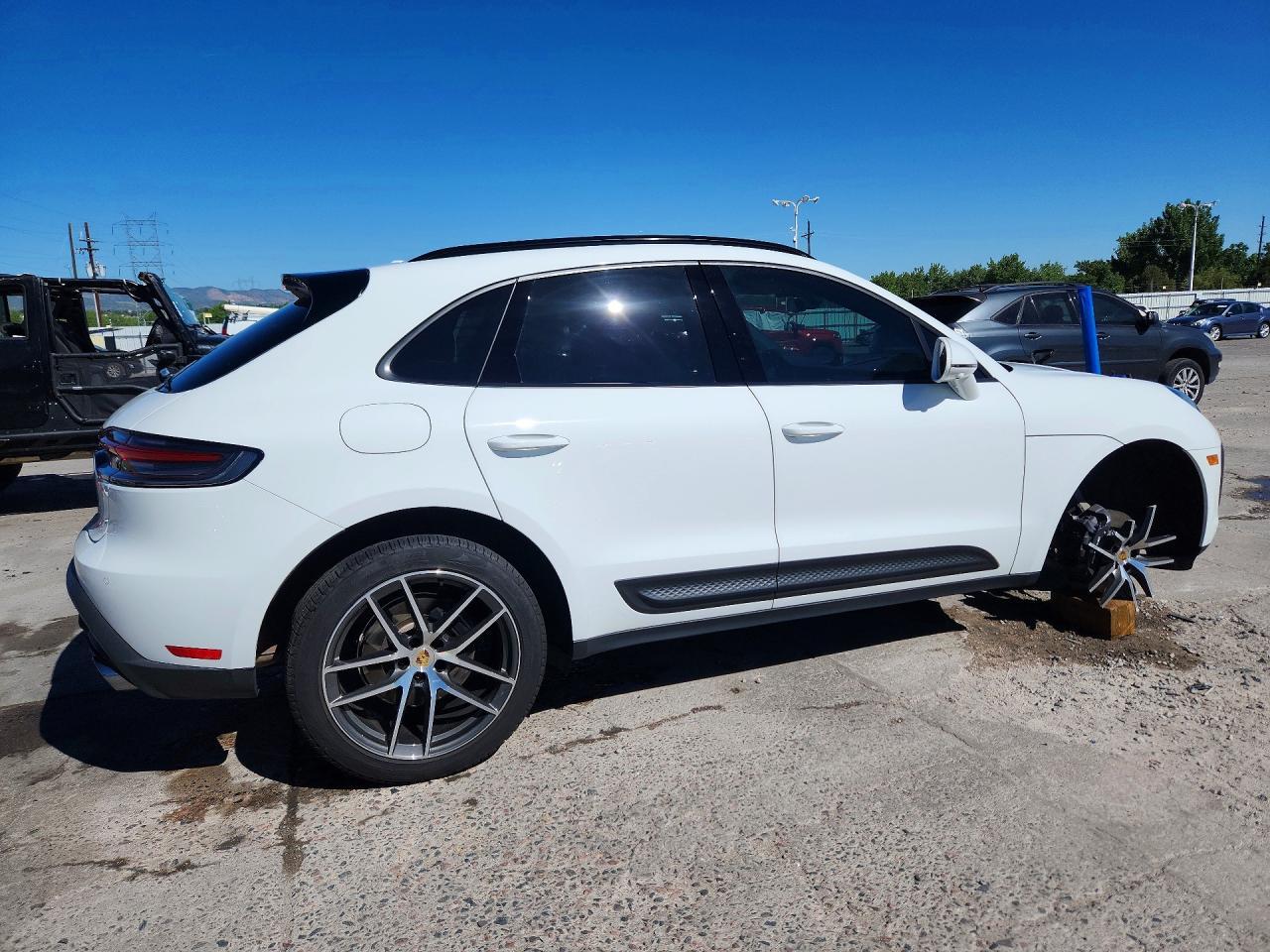 2025 PORSCHE Macan