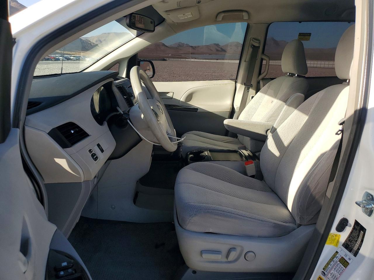 2011 TOYOTA SIENNA