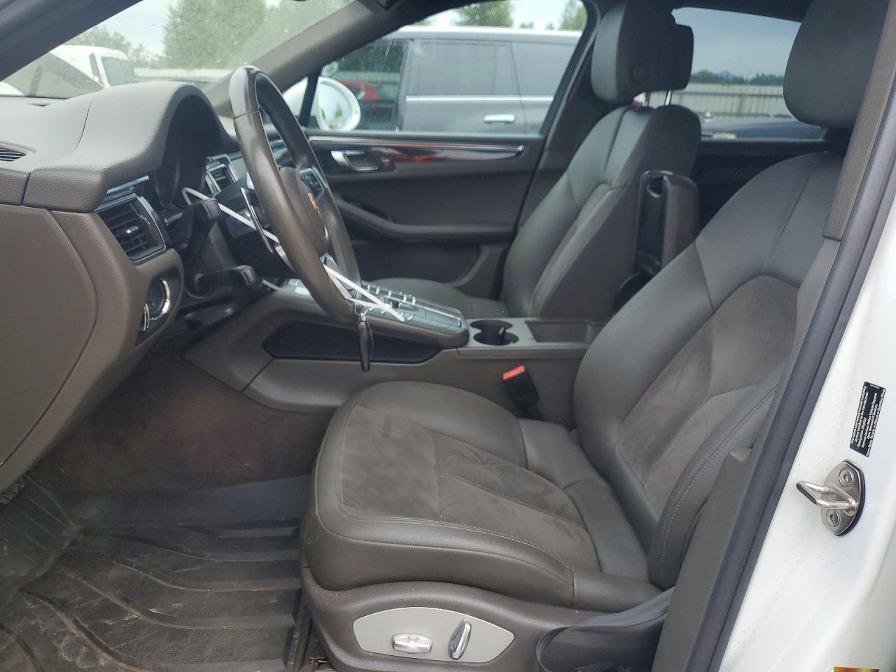 2016 PORSCHE Macan