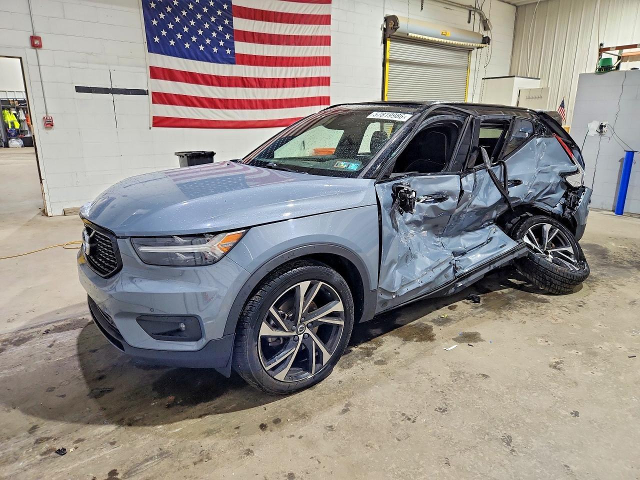 2021 VOLVO XC40