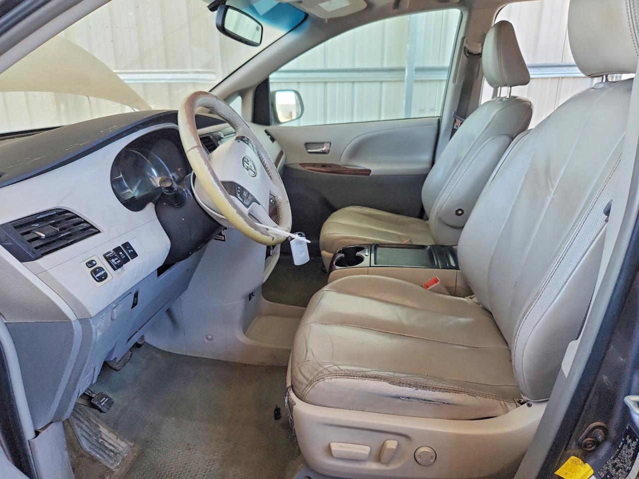 2011 TOYOTA SIENNA