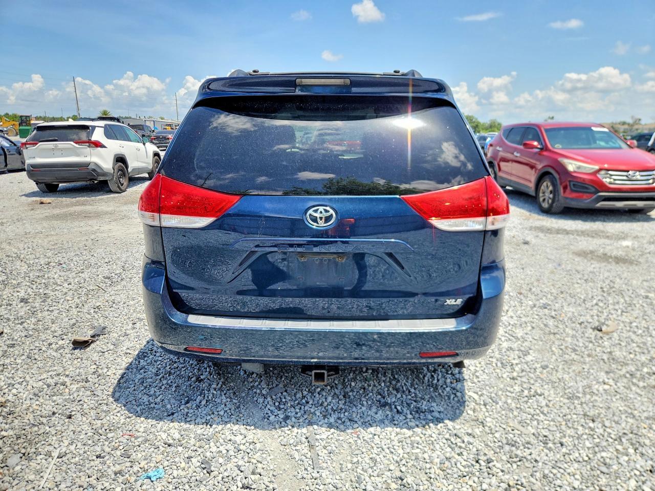 2011 TOYOTA SIENNA