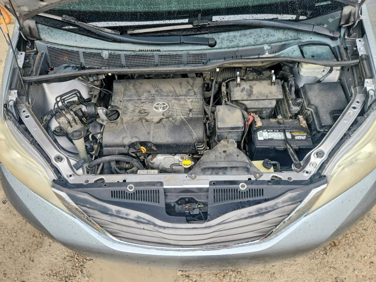 2011 TOYOTA SIENNA