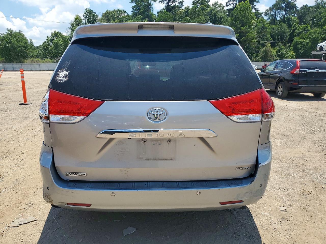 2011 TOYOTA SIENNA