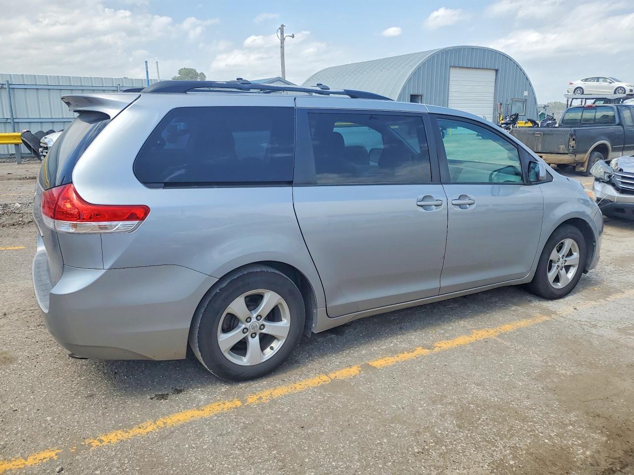 2011 TOYOTA SIENNA