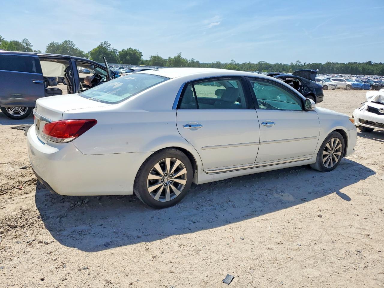 2011 TOYOTA Avalon