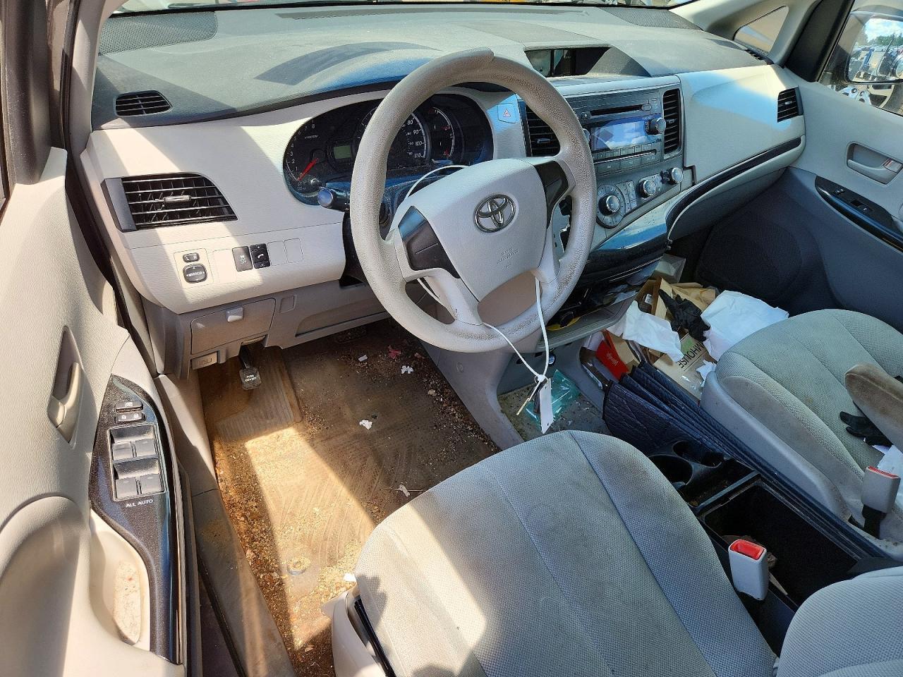 2013 TOYOTA SIENNA