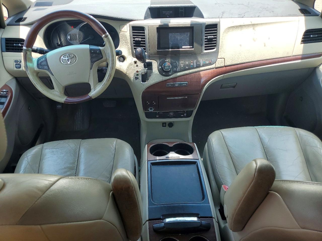2011 TOYOTA SIENNA