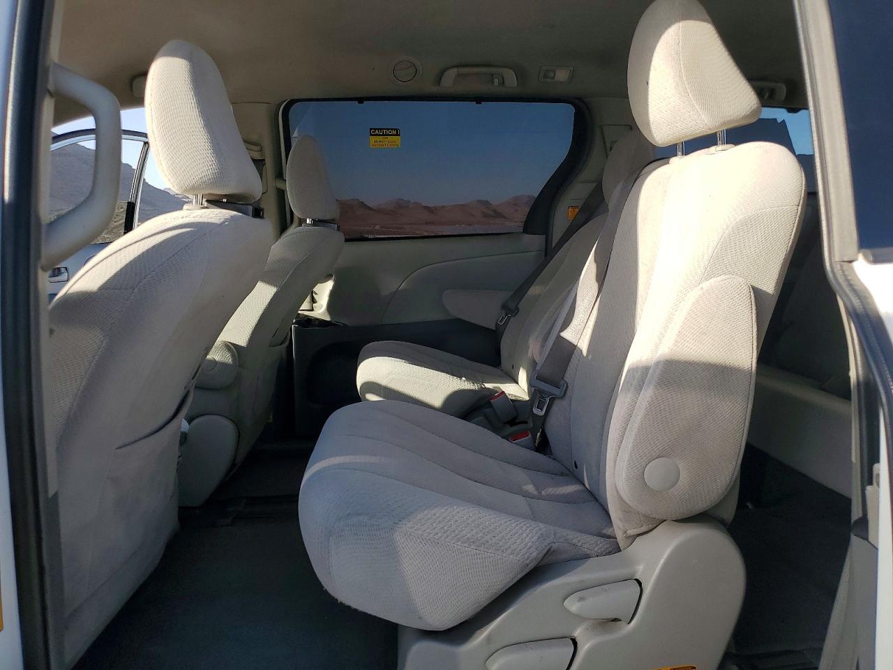 2011 TOYOTA SIENNA