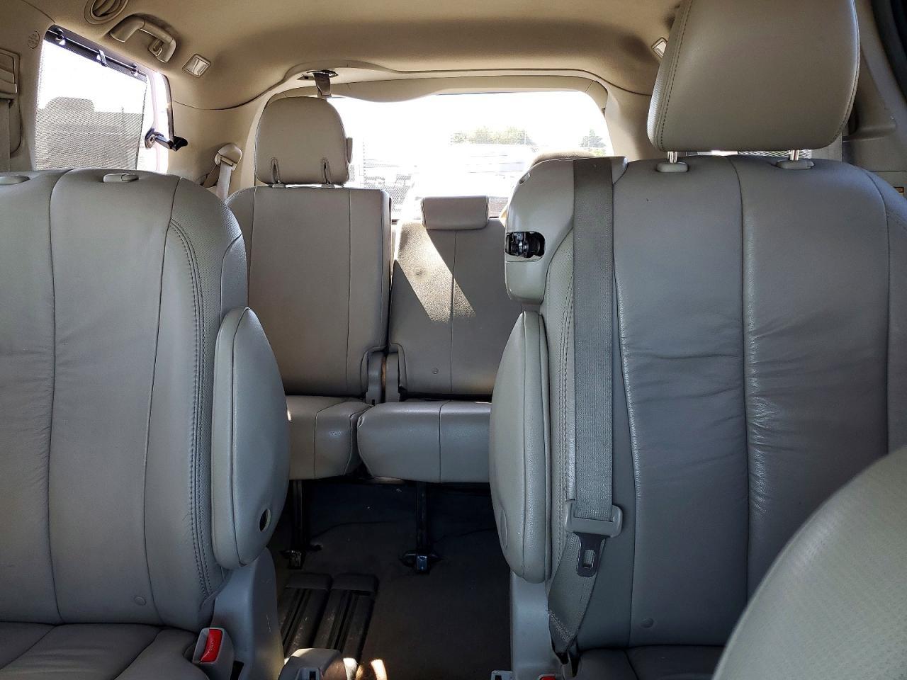 2011 TOYOTA SIENNA