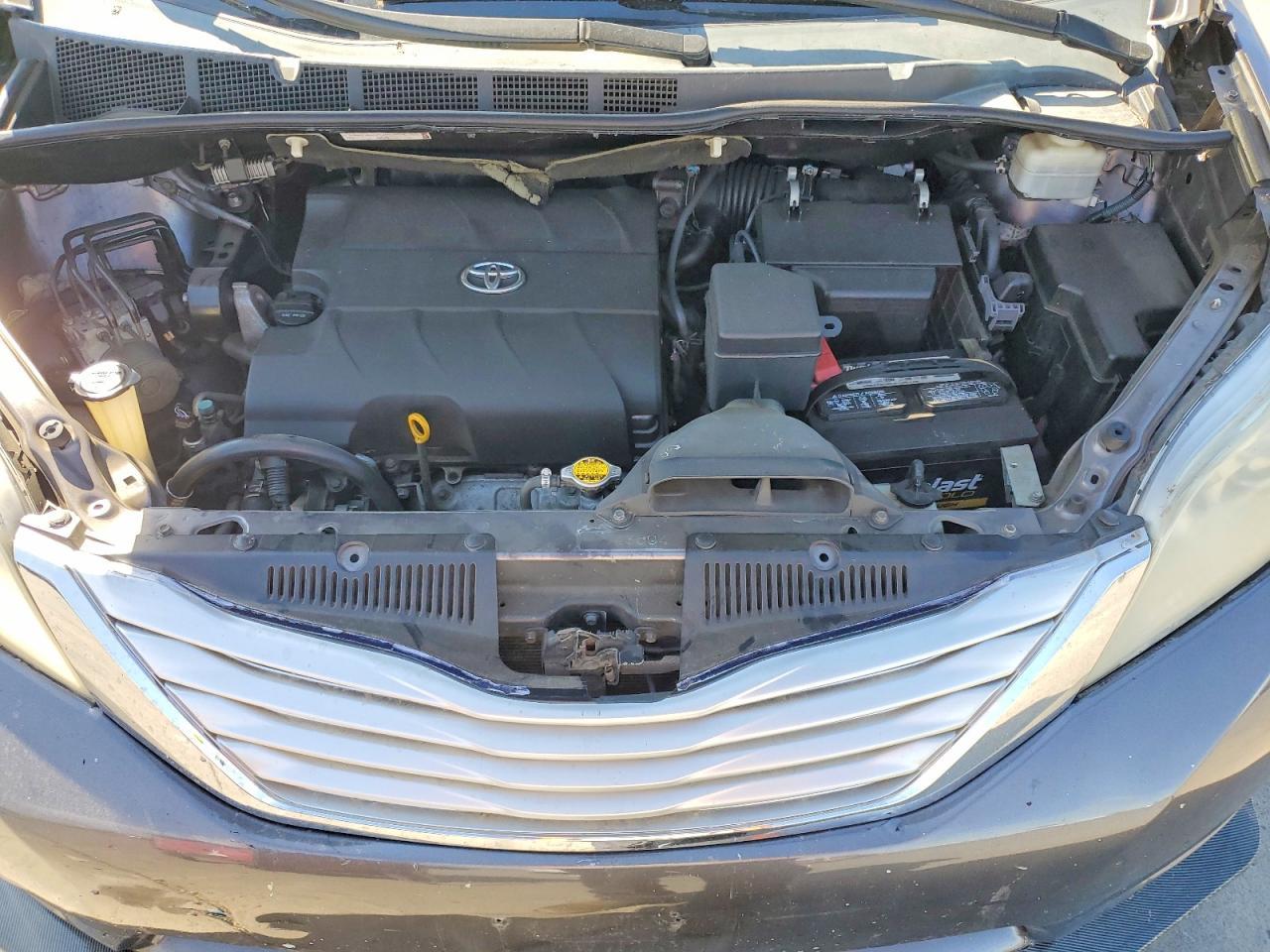 2011 TOYOTA SIENNA