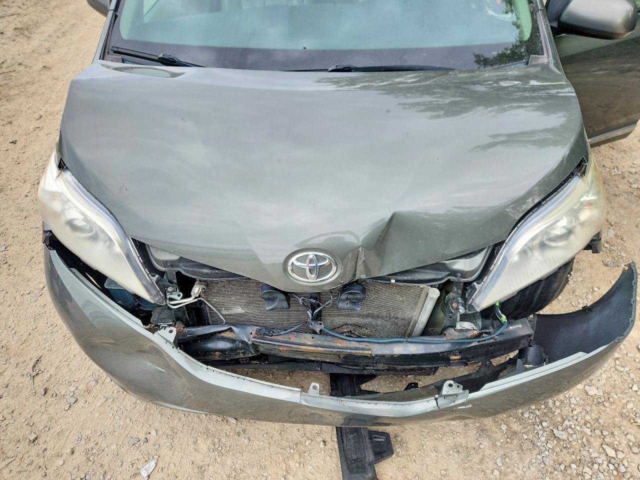 2011 TOYOTA SIENNA