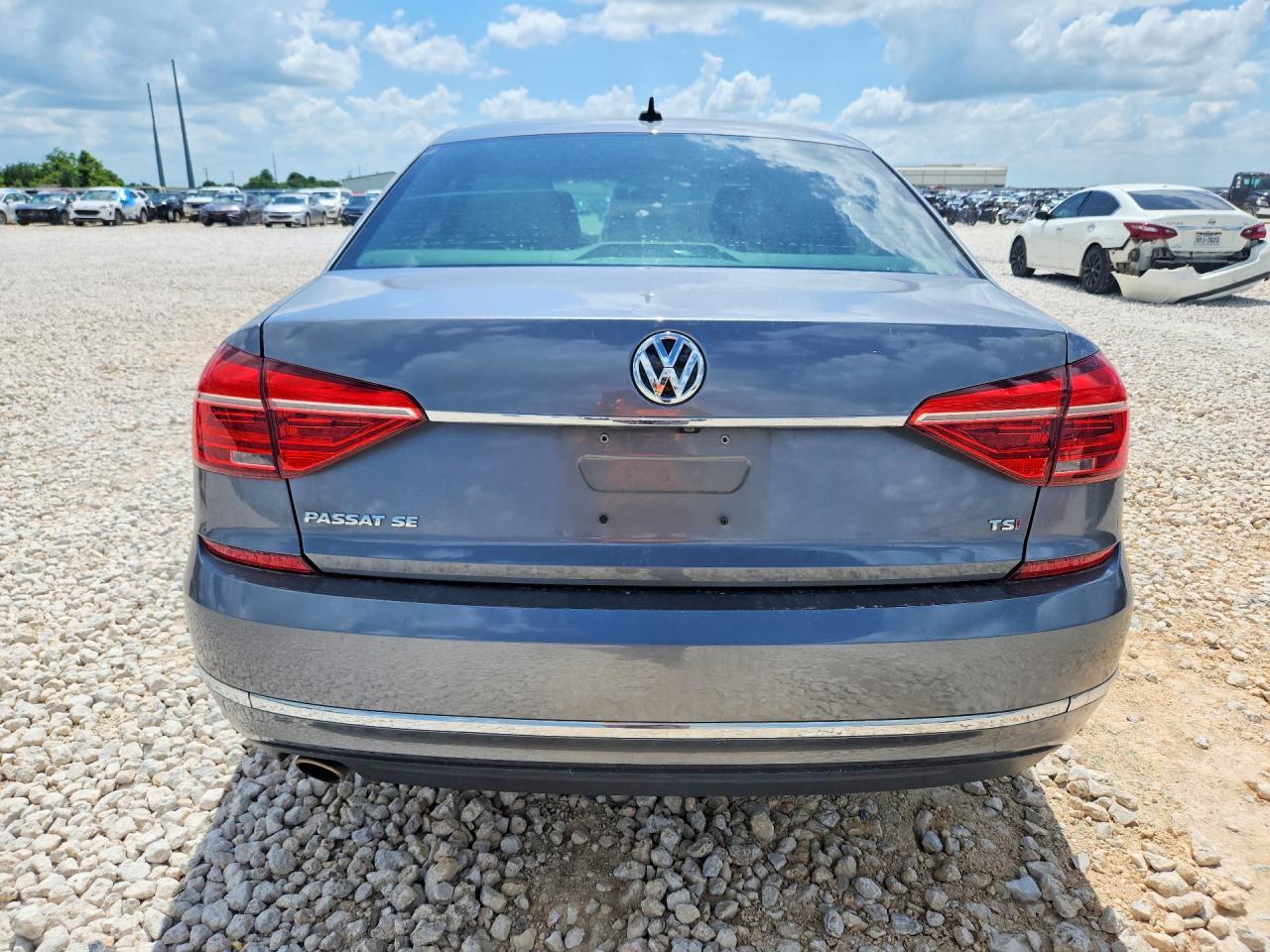 2016 VOLKSWAGEN Passat