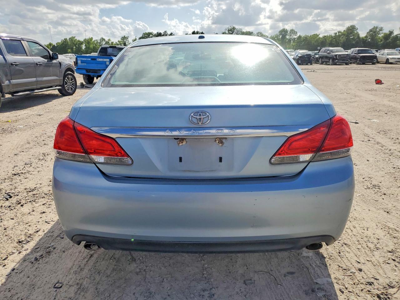 2011 TOYOTA Avalon