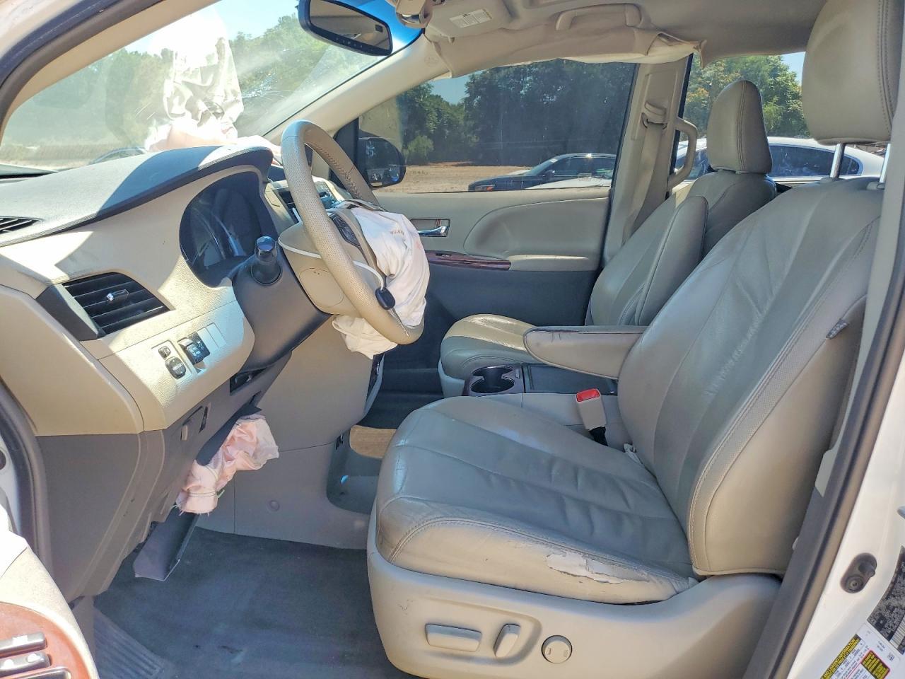 2012 TOYOTA SIENNA