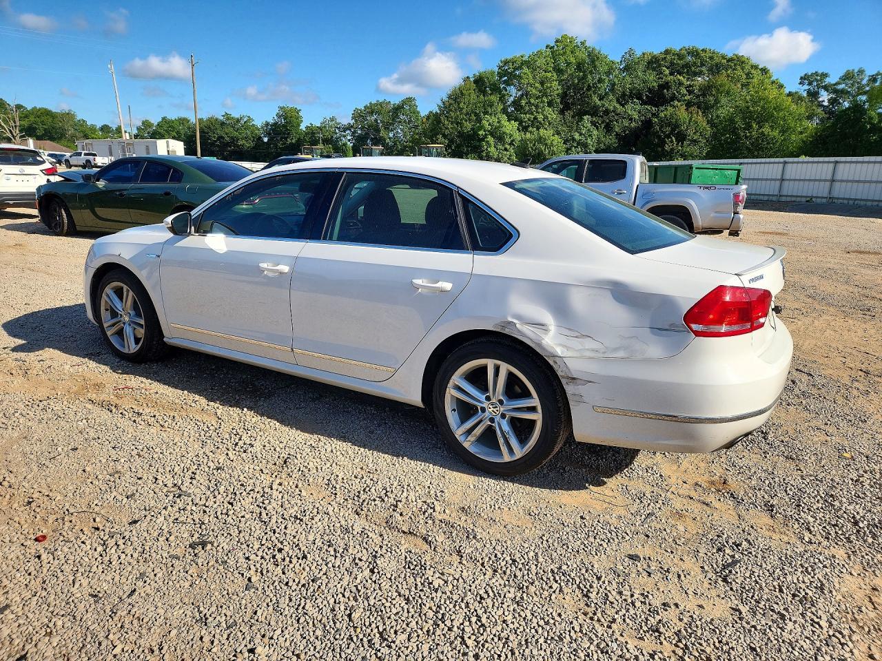 2012 VOLKSWAGEN Passat